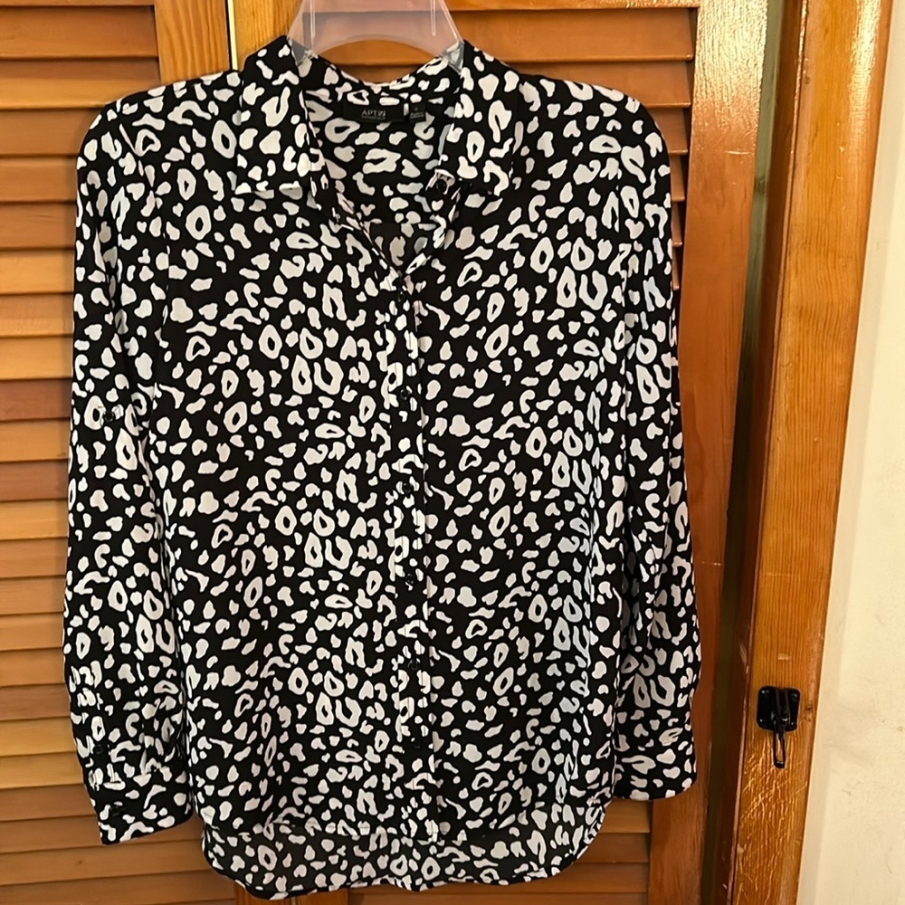 Apt 9 Stylish Black and White Women's Button Down Top